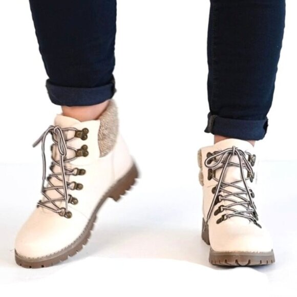 Cliffs by White Mountain PATHFIELD Women's Lace Up Lug Sole Booties Winter Boots - Picture 1 of 8
